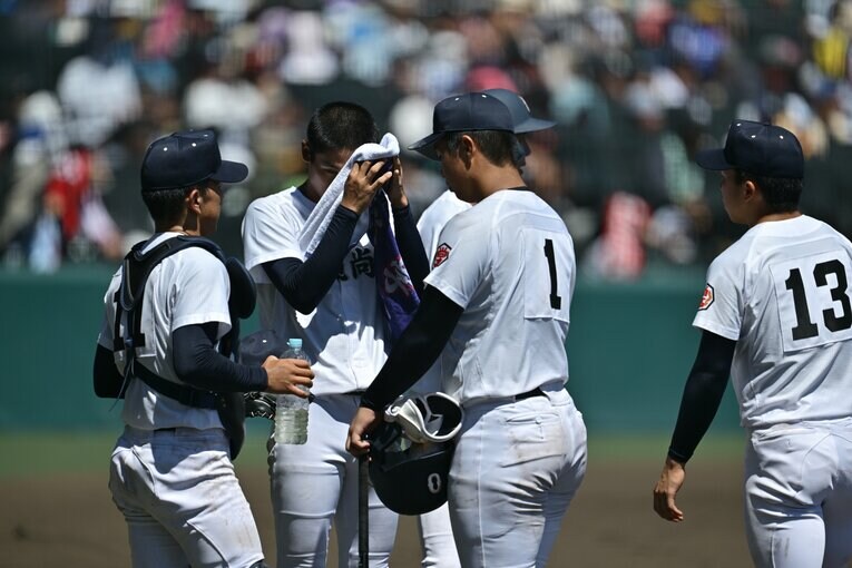 マウンドを降りた末吉良丞が新垣有絃をサポート　©Hideki Sugiyama