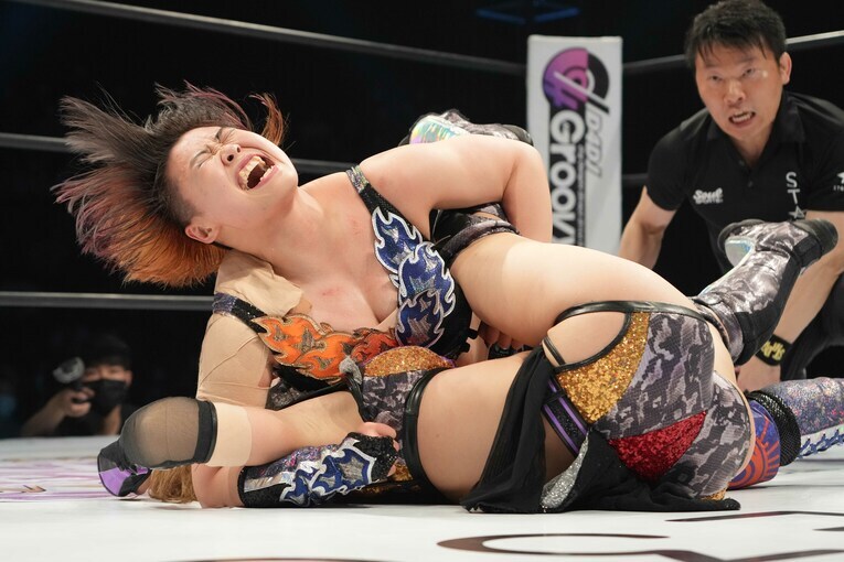 桜井まいを懸命に押さえ込む