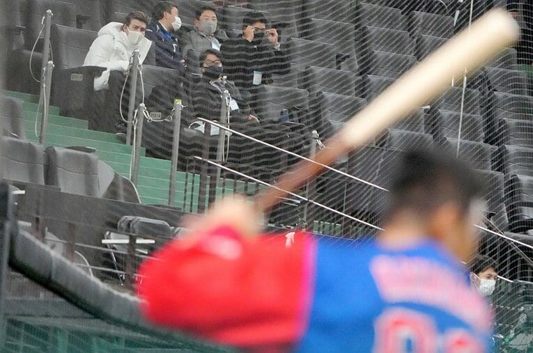 新庄監督や稲葉GMらが駆け付けたことが話題になった12球団合同トライアウト。選手の方に目を移すと、また別の意味合いを持つ ／ photograph by JIJI PRESS