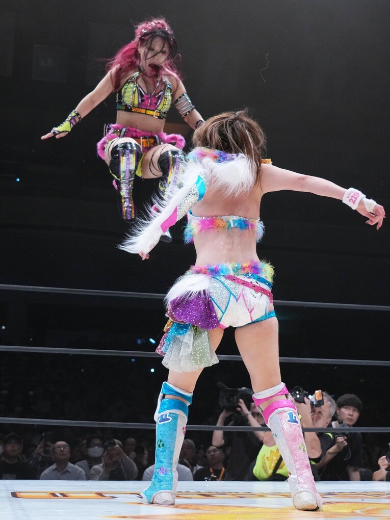 トップロープからドロップキックを見せるイヨ・スカイ　©Essei Hara