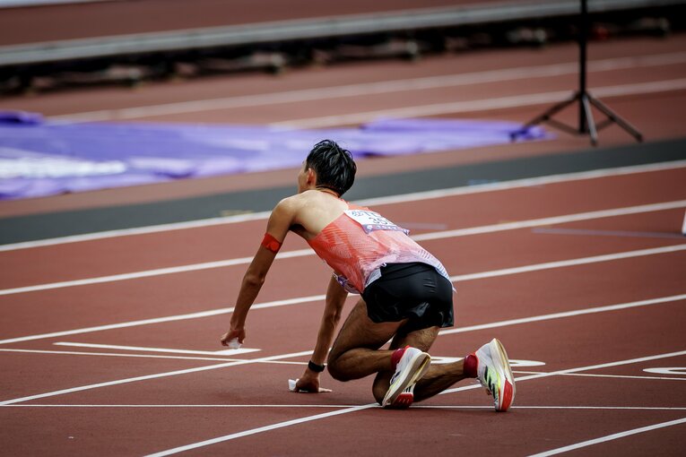 レース後、競技場とファンに一礼した後、痙攣で倒れた川野　©Kiichi Matsumoto