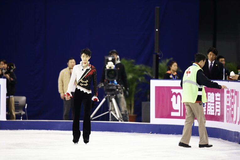起き上がった羽生は苦悶の表情を見せながら、リンクを引き上げる　©Tsutomu Takasu　©Tsutomu Takasu