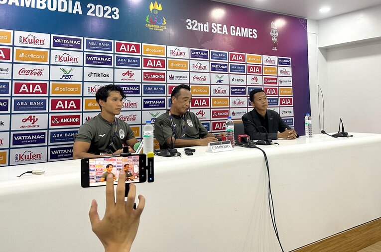 カンボジアはシーゲームスでグループリーグ突破を果たせず敗退。広瀬監督（中央）は試合後の会見に臨んだが、そこに本田GMの姿はなかった　©Shuichi Tamura