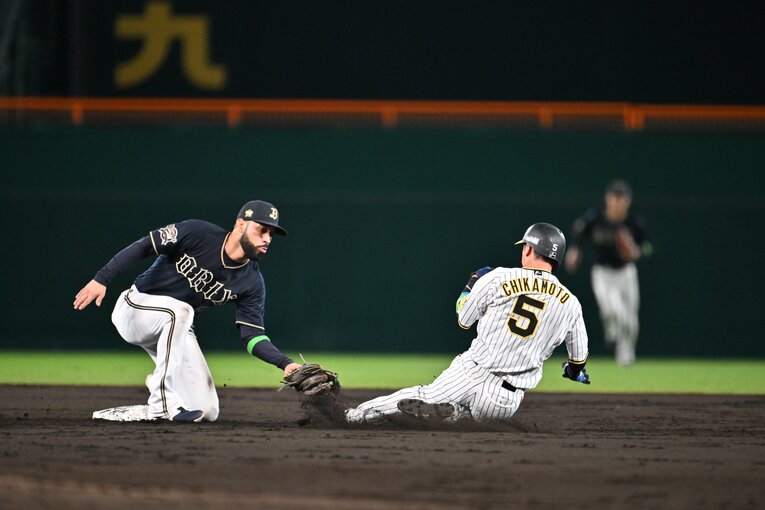 3回表、阪神・近本が二盗を試みるも、オリックス若月捕手の送球に阻まれた　©︎Naoya Sanuki