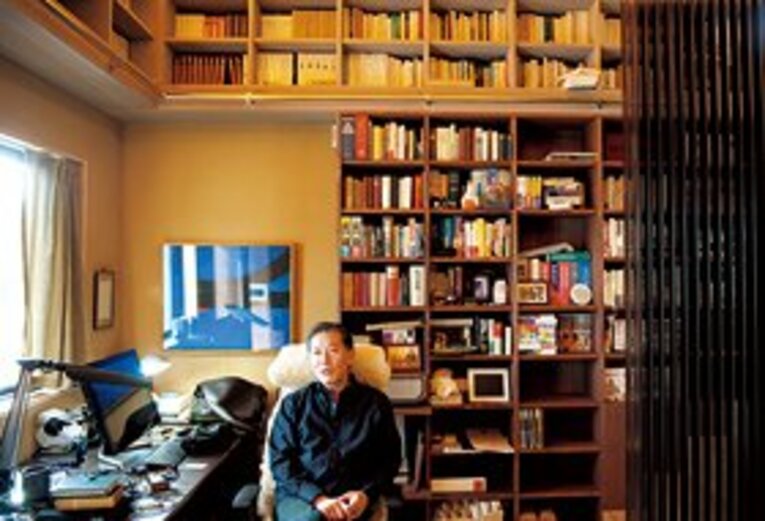 道場の上階にある書斎兼麻雀部屋。その三方を囲む本棚を眺めているとウチダ先生の頭の中を覗いている気分に                                                 