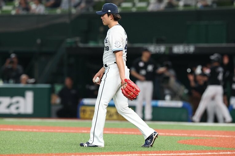 得点に沸くロッテナインと対照的な西武のエース今井達也。2球団の直接対決がシーズン折り返し地点で極端なことになっている ／ photograph by JIJI PRESS