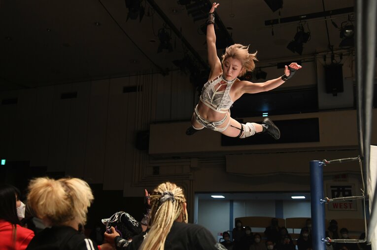 危険な場外へのダイブも辞さず