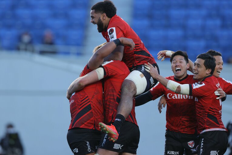シオネ・ハラシリの逆転トライに歓喜する　©︎JRLO