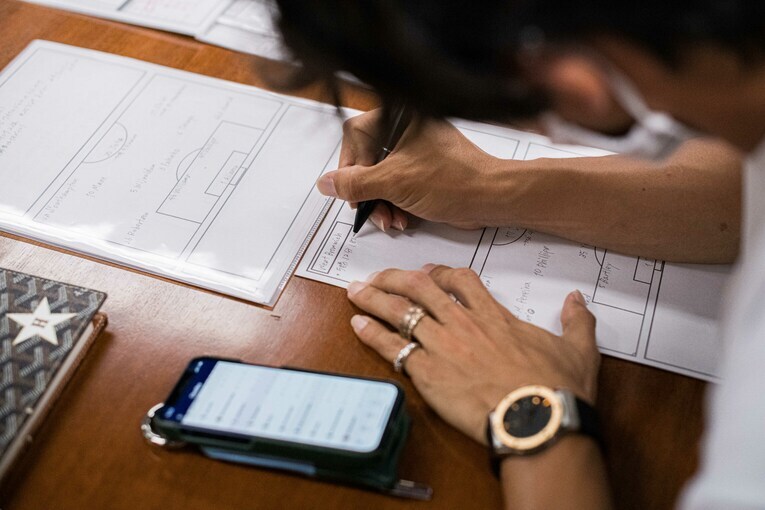 アプリを駆使しながらデータを収集し、メモを取って試合に臨むという　©Asami Enomoto