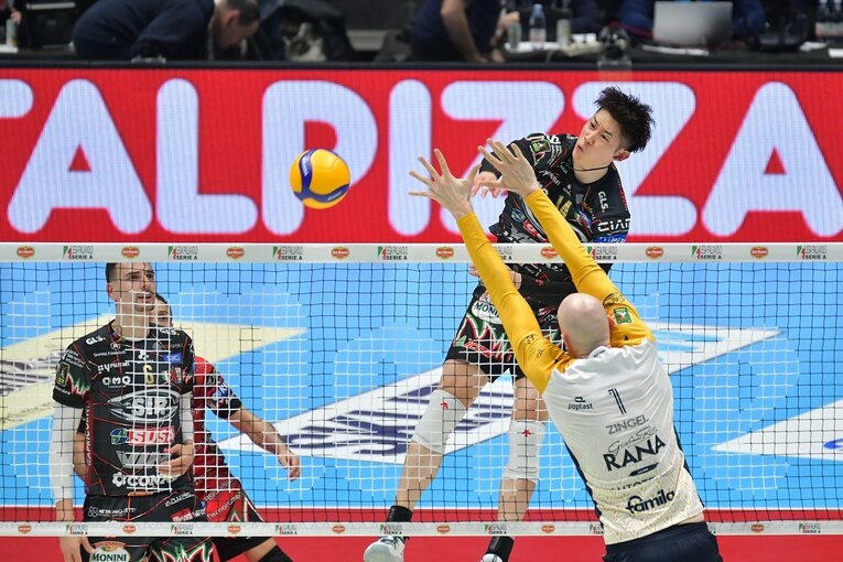 司令塔ジャンネッリ（左）とのコンビで得点を重ねる石川祐希　©︎Michele Benda/AFLO