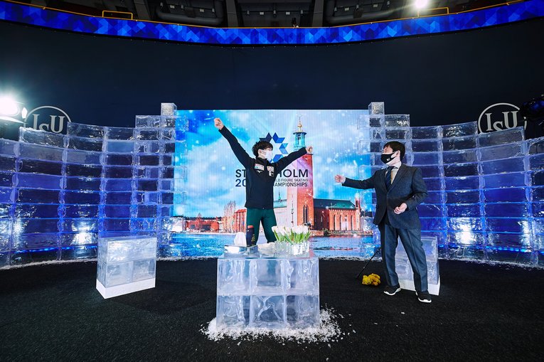 喜ぶ鍵山優真　(C)Getty Images