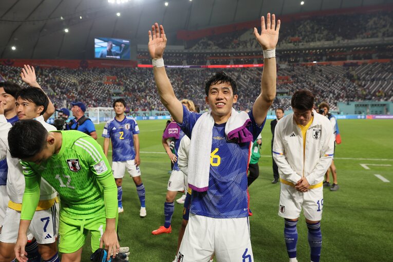 スペイン戦の試合後の遠藤。ウガンダから弟の暁さんも応援に駆けつけていた　©Kaoru Watanabe/JMPA