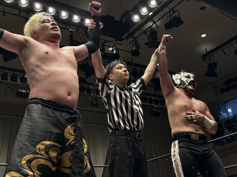 スワイプすると「エル・デスペラードvs葛西純」など激闘写真をご覧になれます　©Norihiro Hashimoto