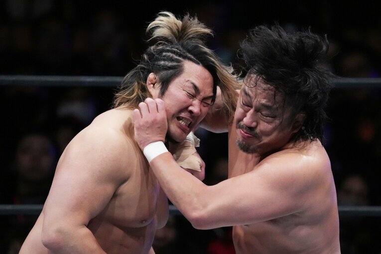 棚橋弘至にエルボーを放つ後藤洋央紀　©Essei Hara