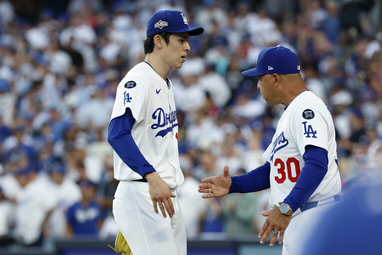 完璧な投球を見せた佐々木を、ロバーツ監督はベンチを出て迎えた　©Getty Images