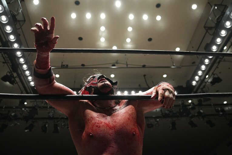 グロッキーになったエル・デスペラード　©Masashi Hara