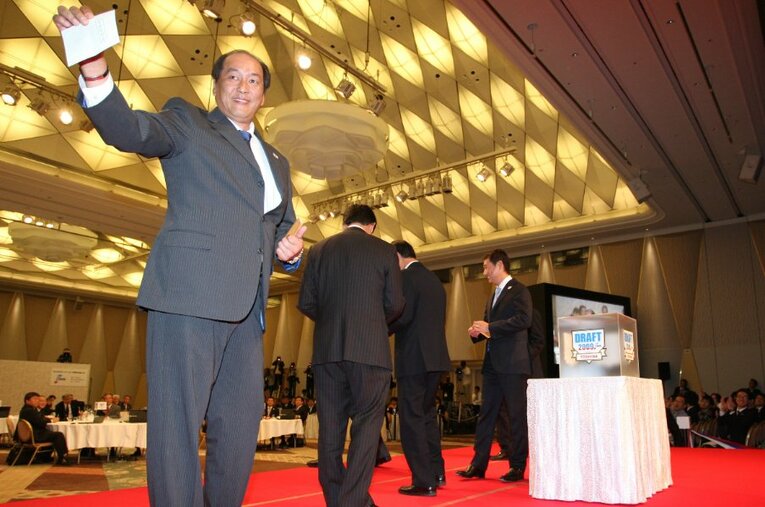 6球団競合から見事、菊池雄星を引き当てた渡辺久信監督。翌年の大石達也も6球団競合ながら引き当てた。その裏には執念とも思える験担ぎがあった… ／ photograph by JIJI PRESS