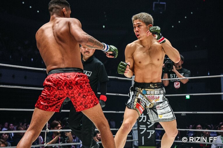 秋元強真vs.パッチー・ミックス　©RIZIN FF