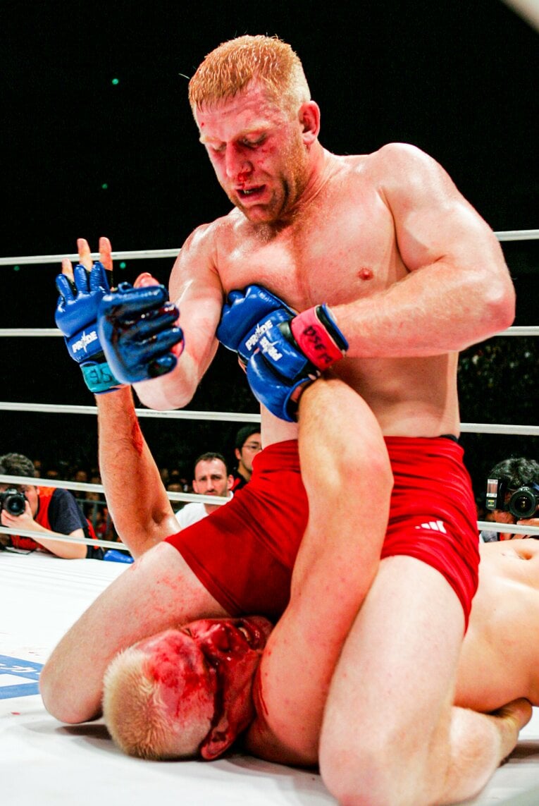 シュルトの顔面にパウンドを落とすハリトーノフ　©Susumu Nagao