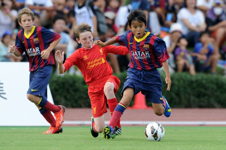 バルセロナのカンテラでプレーしていた当時12歳の久保建英。クラブが受けた制裁によって公式戦出場が叶わなくなったことでFC東京の下部組織へと籍を移した　©️Estsuo Hara/Getty Images