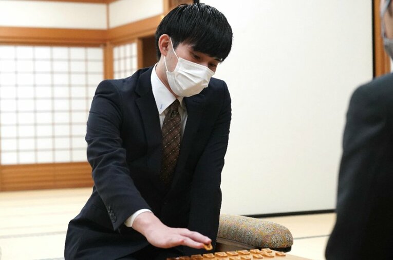 今年4月にプロ棋士となった小山怜央。本人が棋士編入試験資格を得るまでを振り返る ／ photograph by JIJI PRESS