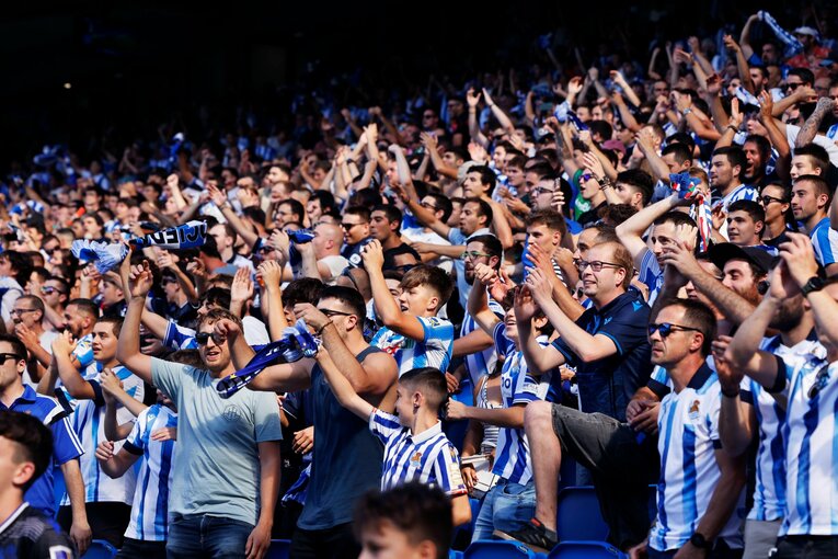 タケクボコールをするゴール裏サポーター