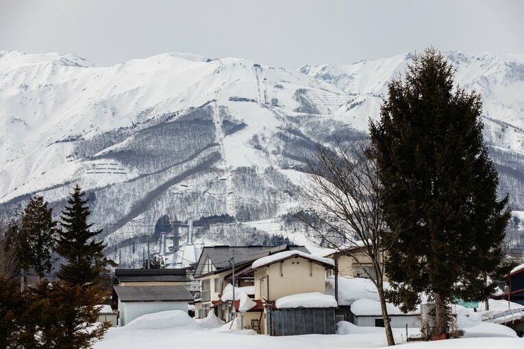 駅前から少し歩くとスキー場が見える。正面にはジャンプ競技場も小さく確認できた