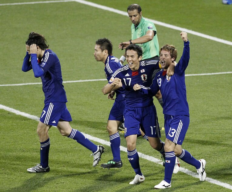 2011年アジアカップ準決勝で値千金のゴールをあげた細貝。同じボランチのキャプテン長谷部が肩をだいて祝福　©︎AFLO