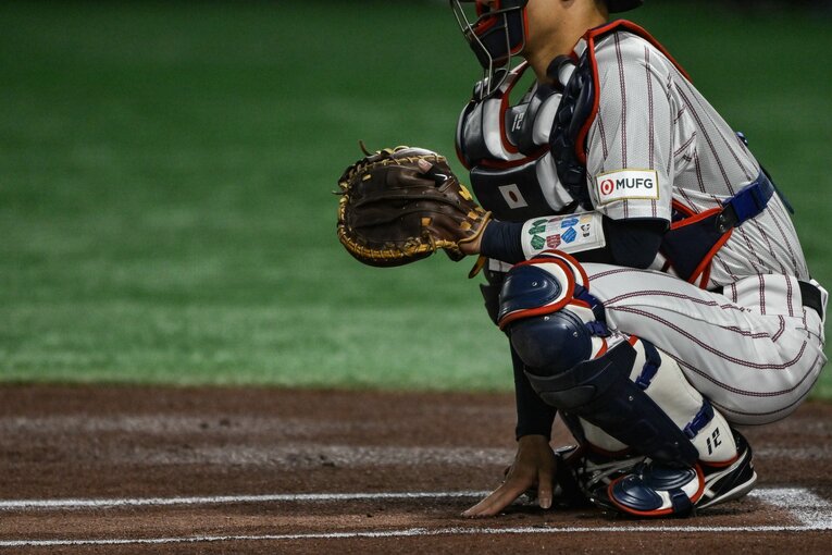 左腕に装着しているのがピッチコム　©Nanae Suzuki