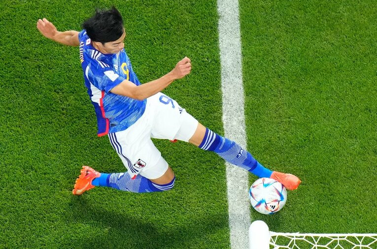 田中碧の2点目をアシストした三笘の折り返し。ゴールラインを割っていたかどうか、VARチェックが行われゴールが認定された ／ photograph by AP/AFLO