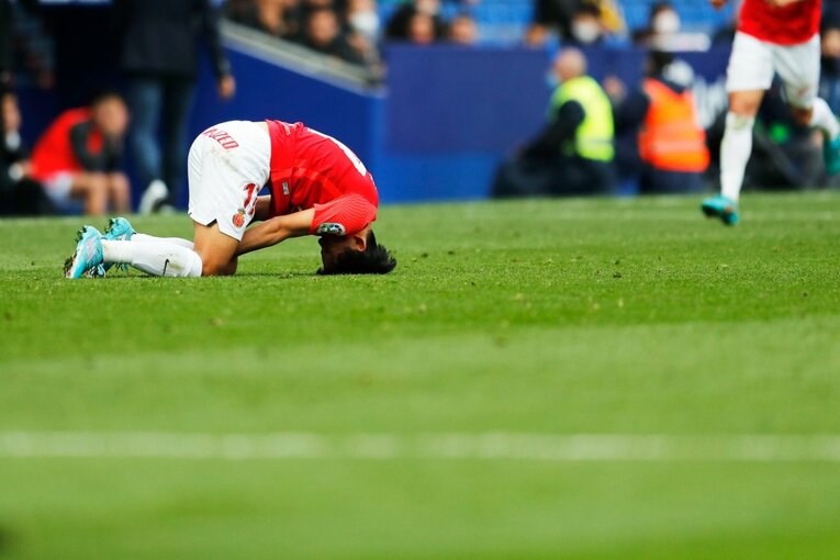 久保建英の祈りと必死さも実らず「先発落ち→6連敗で降格圏」に倒れ込み… 監督解任マジョルカの序列は変わるのか〈撮影者の視点〉(26)