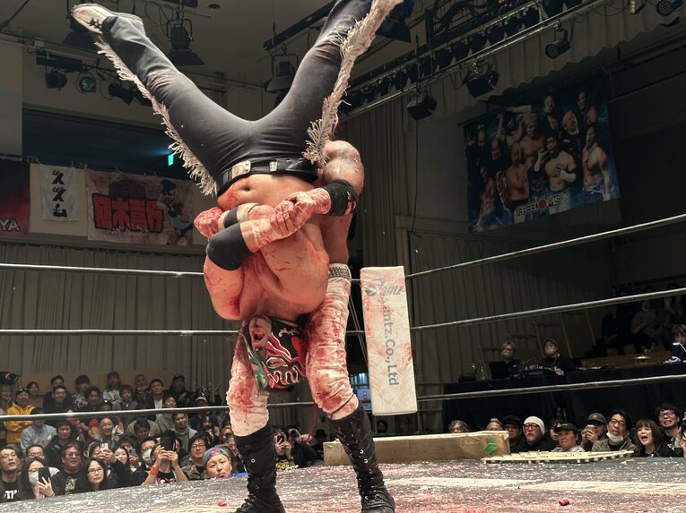 スワイプすると「エル・デスペラードvs葛西純」など激闘写真をご覧になれます　©Norihiro Hashimoto