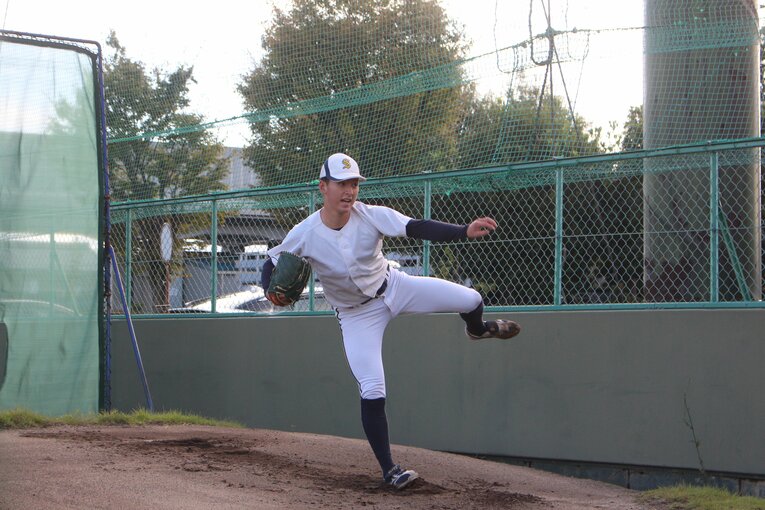 ブルペンで投げ込む林優樹（2022年）©︎Fumi Sawai