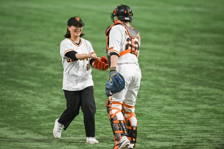 2022年開幕戦の始球式で投げた北京五輪女子スノーボードハーフパイプ銅メダリストの冨田せな（22）。右は巨人・小林誠司