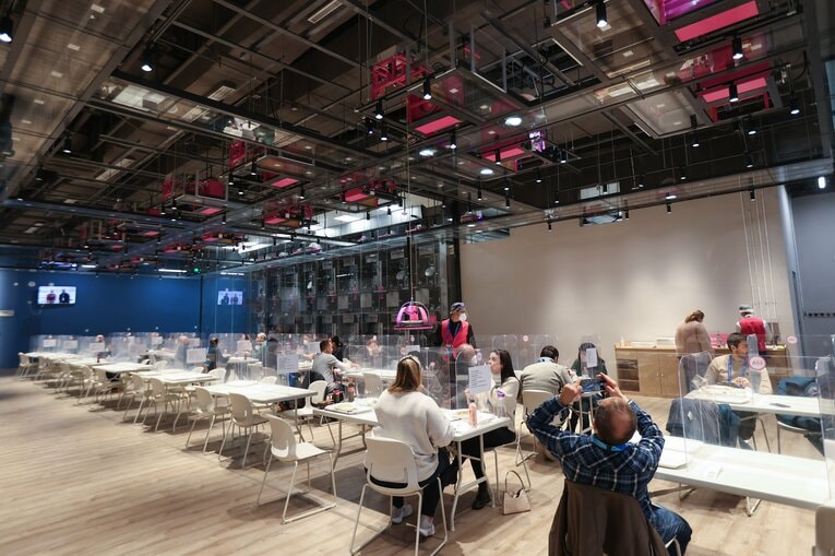 MMC内の食事会場　©Getty Images