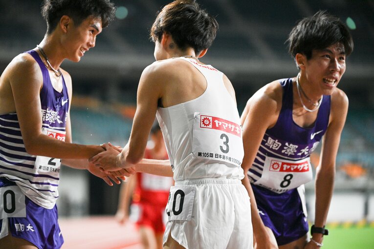 レース後、伊藤は田澤（右）と鈴木（左）を称えながら感謝を表した