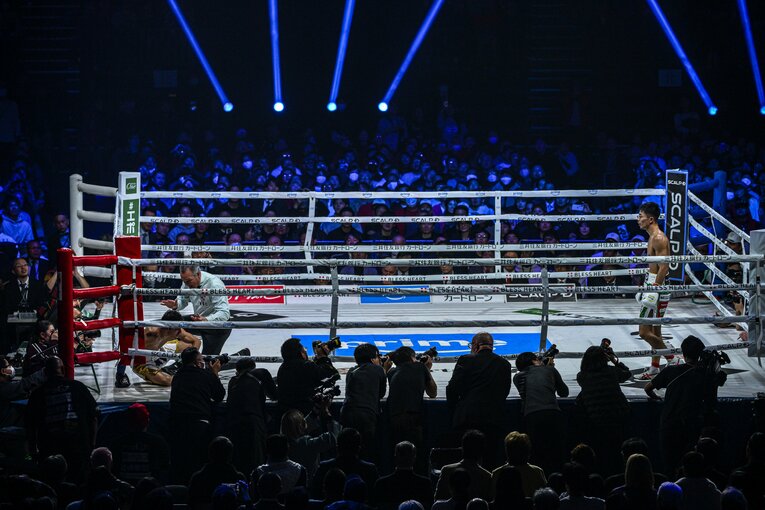 中谷潤人vs.ダビド・クエジャル、衝撃KOの連続写真（5枚目／全8枚） ©Takuya Sugiyama