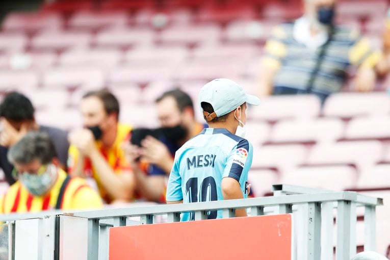 “メッシが去ったバルサとカンプノウ初戦”はどんな雰囲気だったか… 背番号10のファンと「前半10分のメッシコール＋ブーイング」〈現地撮影〉(9)