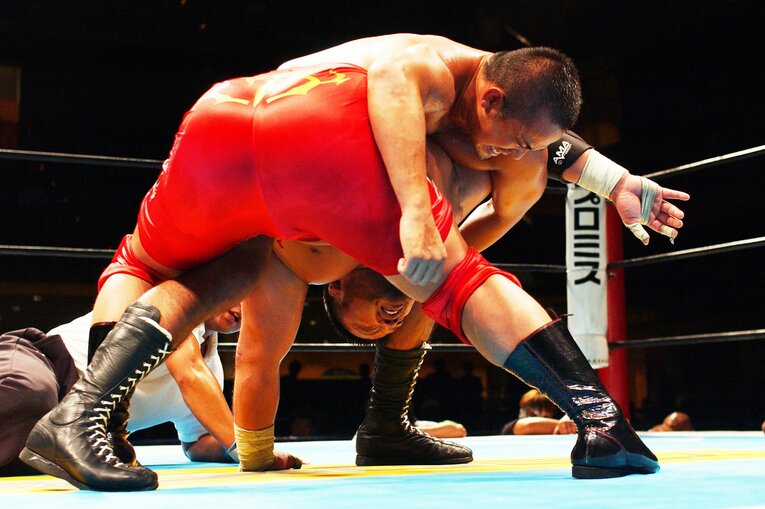 天山広吉に卍固めを決める西村修。2003年8月12日　©Essei Hara