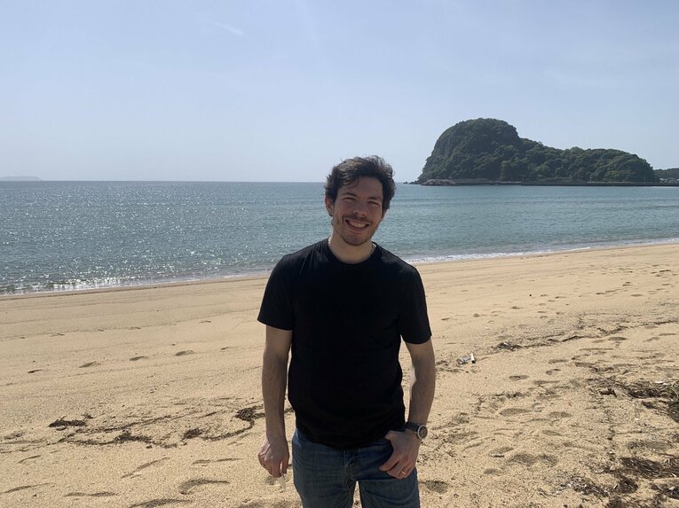 高祖父のお墓がある長崎・南島原を訪れたメッシング　©Tomohisa Konno