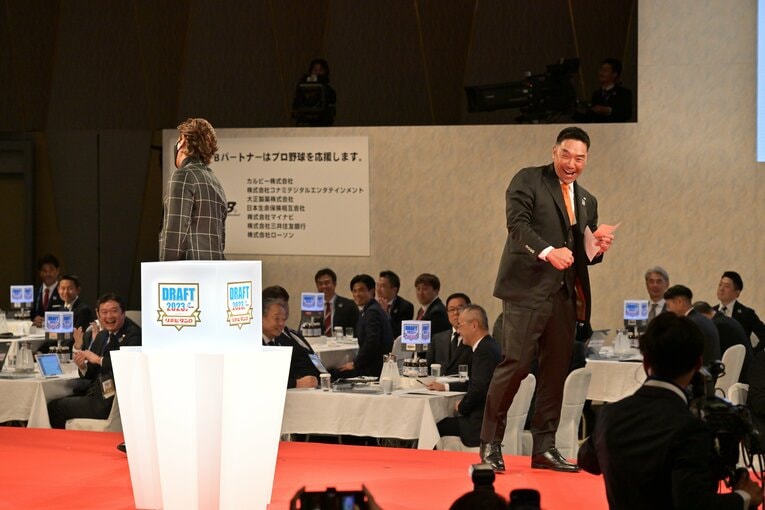 巨人の阿部慎之助・新監督がくじを引き当て、ガッツポーズ【2枚目／全3枚】　©Hideki Sugiyama
