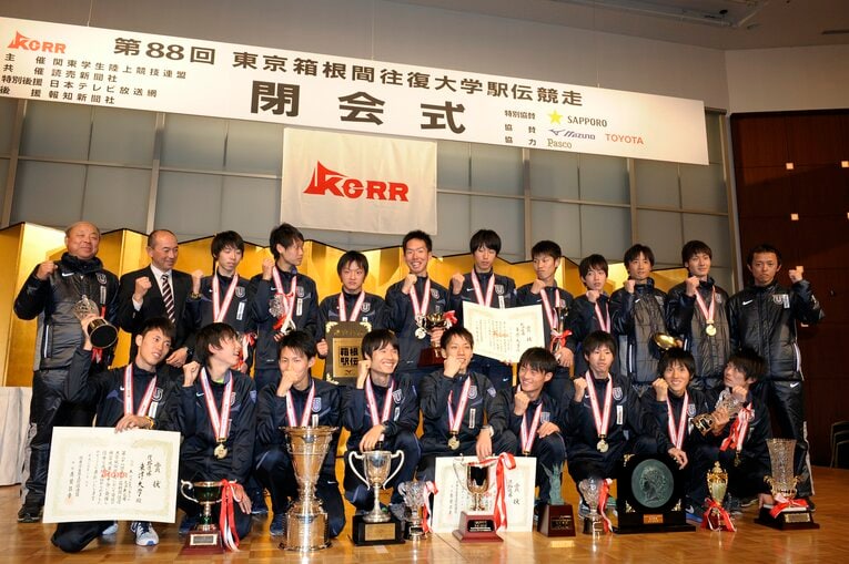 表彰式。前列中央、柏原をみるようにガッツポーズをするのが齋藤　©Asami Enomoto