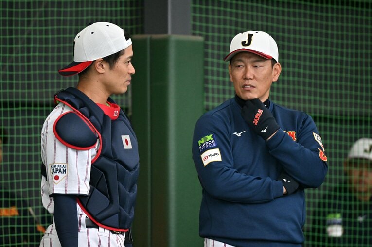 坂本誠志郎、井端弘和監督　©︎Hideki Sugiyama