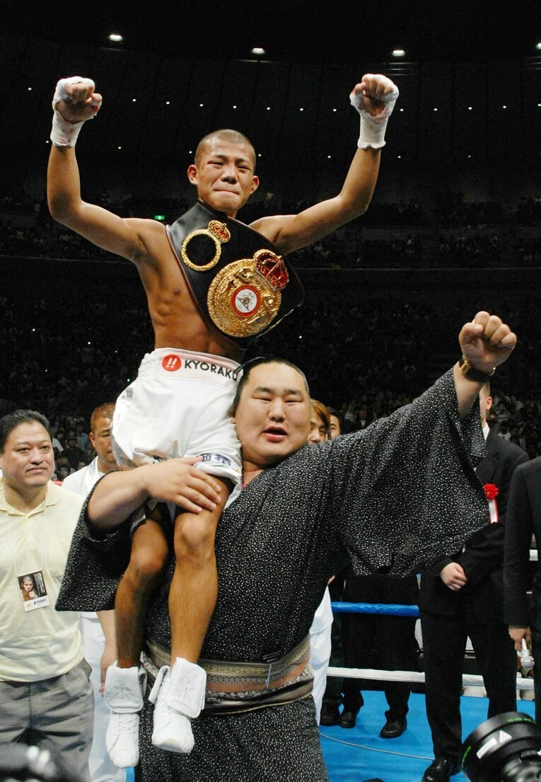 2006年8月2日、WBA世界ライトフライ級王者となった亀田興毅を担ぐ横綱・朝青龍　©︎JIJI PRESS