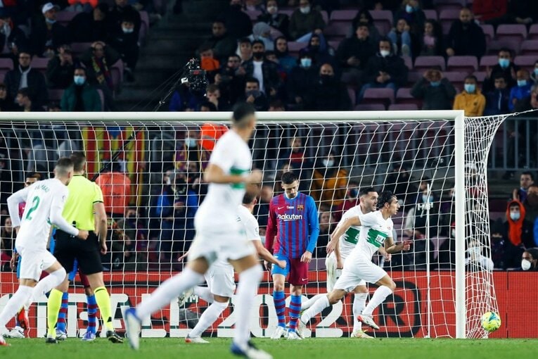 久保建英vsバルサがW杯イヤーのリーガ初戦… 年末の試合で見た「タケの身体の進化」と新星たちの奮起〈撮影者の視点〉(18)