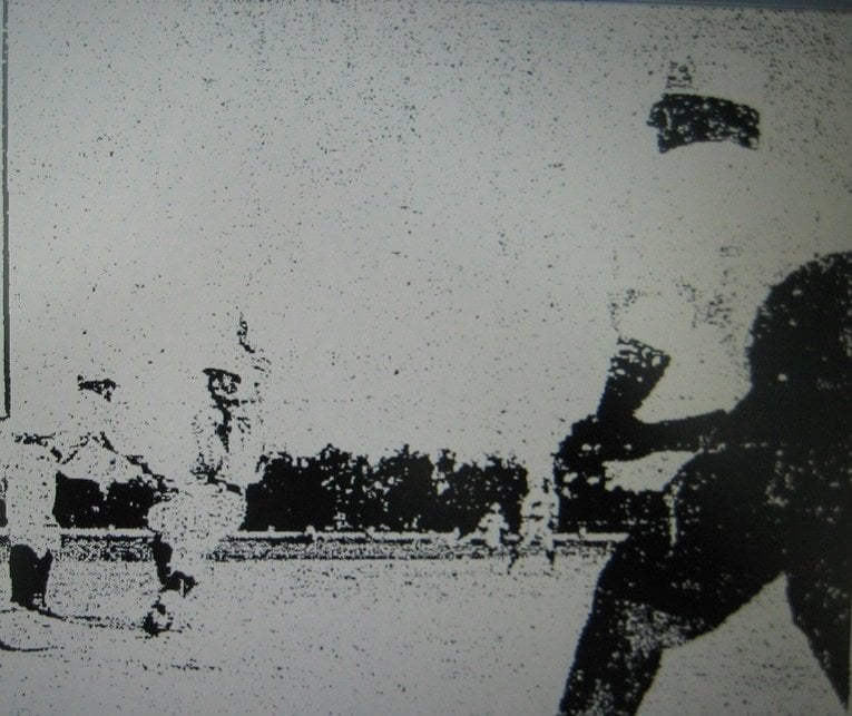 豊中運動場での第1回全国中等学校優勝野球大会の熱戦を伝える貴重な1コマ（1915年8月撮影）。ランナーが野手のタッチから逃がれようとしているところだろうか　©AFLO