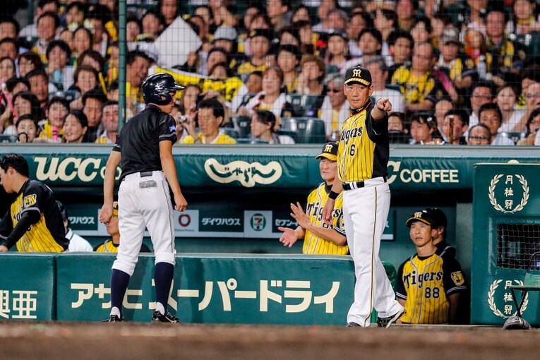 交代を命じる金本監督と矢野コーチ（写真は2017年）　©Kiichi Matsumoto