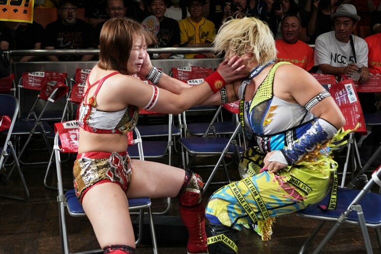 高橋奈七永と張り合うSareee。9月23日、後楽園ホール　©Essei Hara