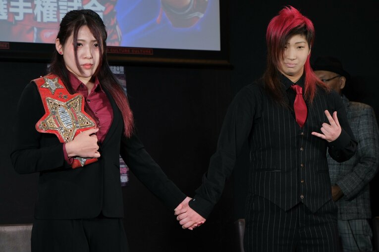 対戦に向けた調印式。急に手を握ってきた彩羽の揺さぶり（？）に戸惑う林下詩美