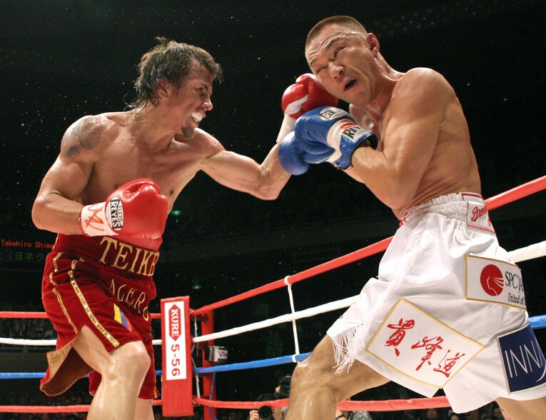 2008年6月12日、日本武道館でWBA世界スーパーフェザー級王者エドウィン・バレロと拳を交える挑戦者の嶋田雄大　©JIJI PRESS